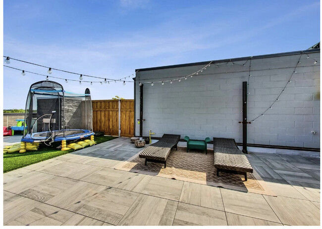 Building Photo - 2246 W Lawrence Ave