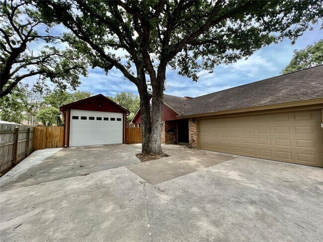 Building Photo - Prestigious Linwood Acres / .44 acres / Rockdale, TX / Swimming Pool