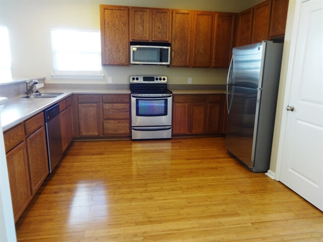 Building Photo - 621 English Oak Cir