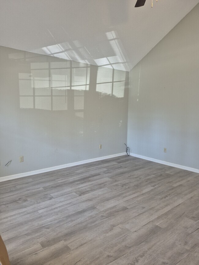 Building Photo - 1790 Wayland Park Dr