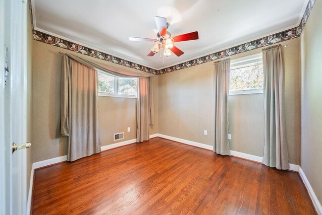 Building Photo - Cozy 4-Bedroom 2 bath home. MOVE -IN BY 1/31 AND RECEIVE HALF OFF FIRST MONTH'S RENT!!!!!!!