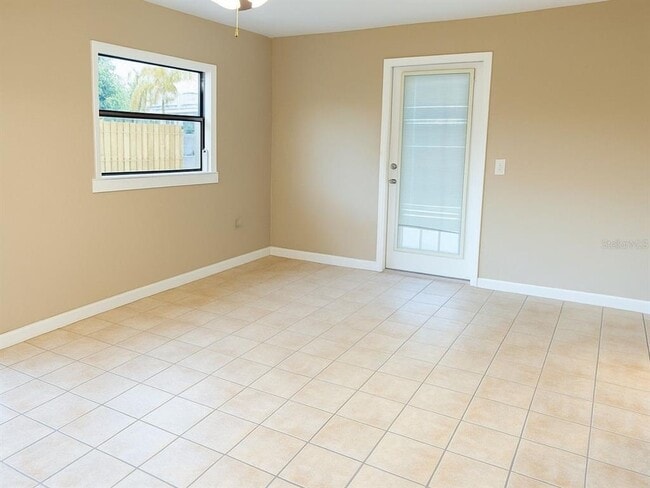 Building Photo - 4409 W Varn Ave