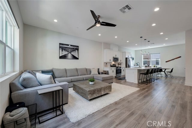 Building Photo - 987 E Mason Ln