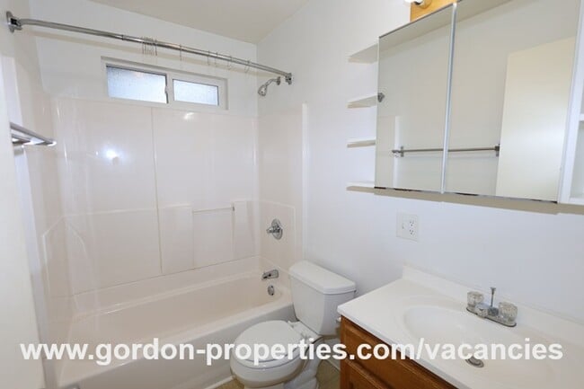 Building Photo - SE Green Vista Dr - Milwaukie 2 bedroom du...