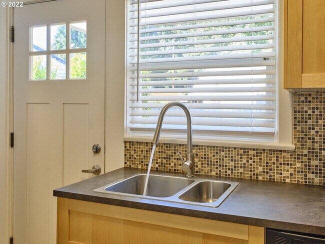 Building Photo - r3008unanderavev