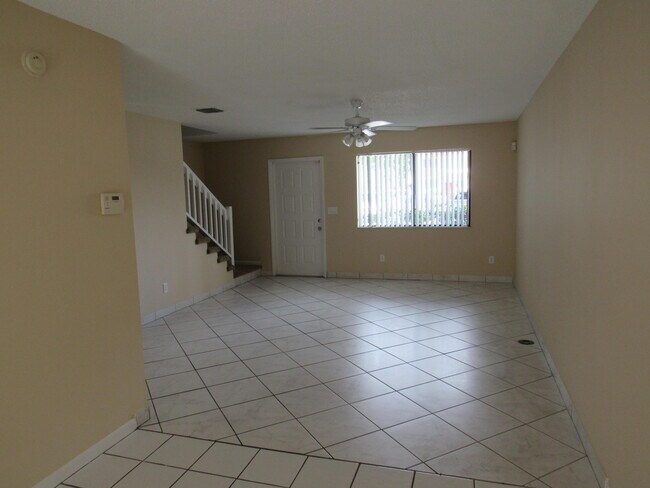 Building Photo - 904 Riverside Dr