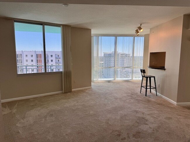 Building Photo - Beautiful Downtown Condo