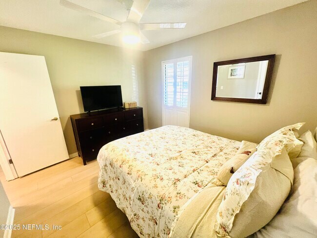 Building Photo - 184 Bermuda Ct