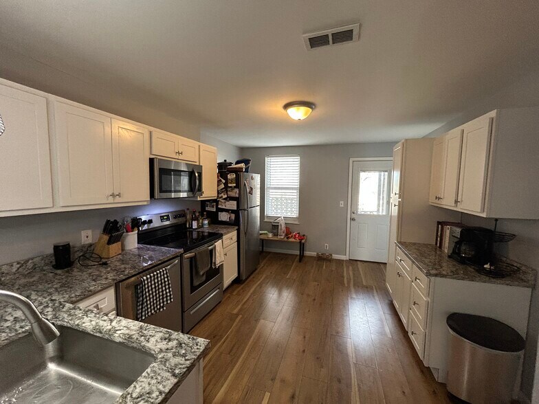 Kitchen - 2604 S Compton Ave