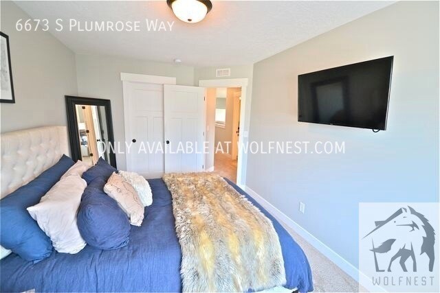 Building Photo - No Deposit Option! Ravishing 3 Bedroom Tay...