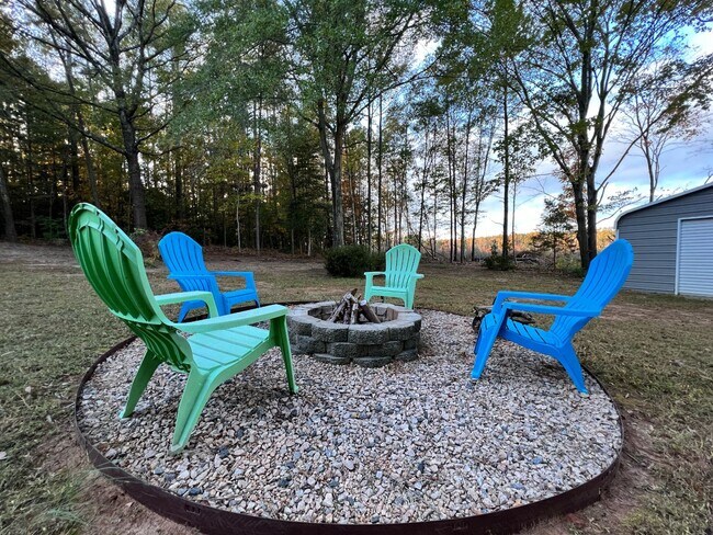 Building Photo - Recently renovated-3 bedroom/2 bathroom home-fully furnished-located in Tanglewood Subdivision