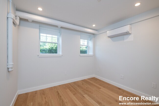 Building Photo - 288 Chestnut Hill Ave