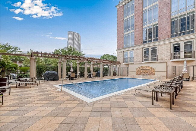 Building Photo - 1616 Fountain View Dr