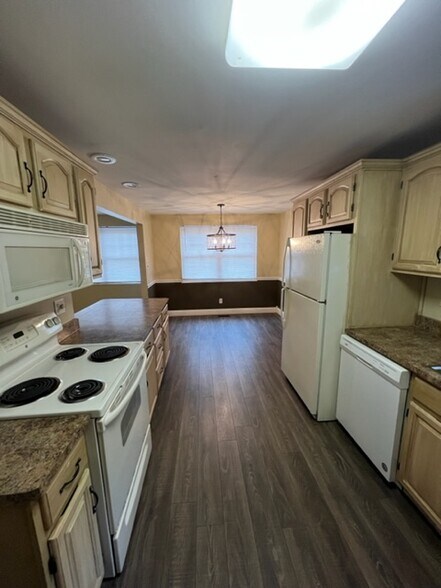 Building Photo - 39 Forest Ave