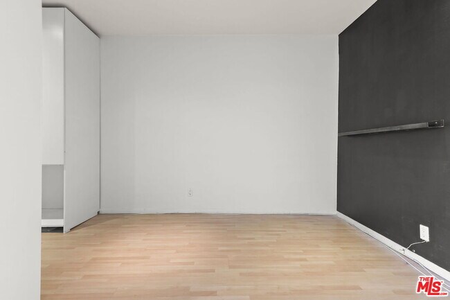 Building Photo - 8550 Holloway Dr