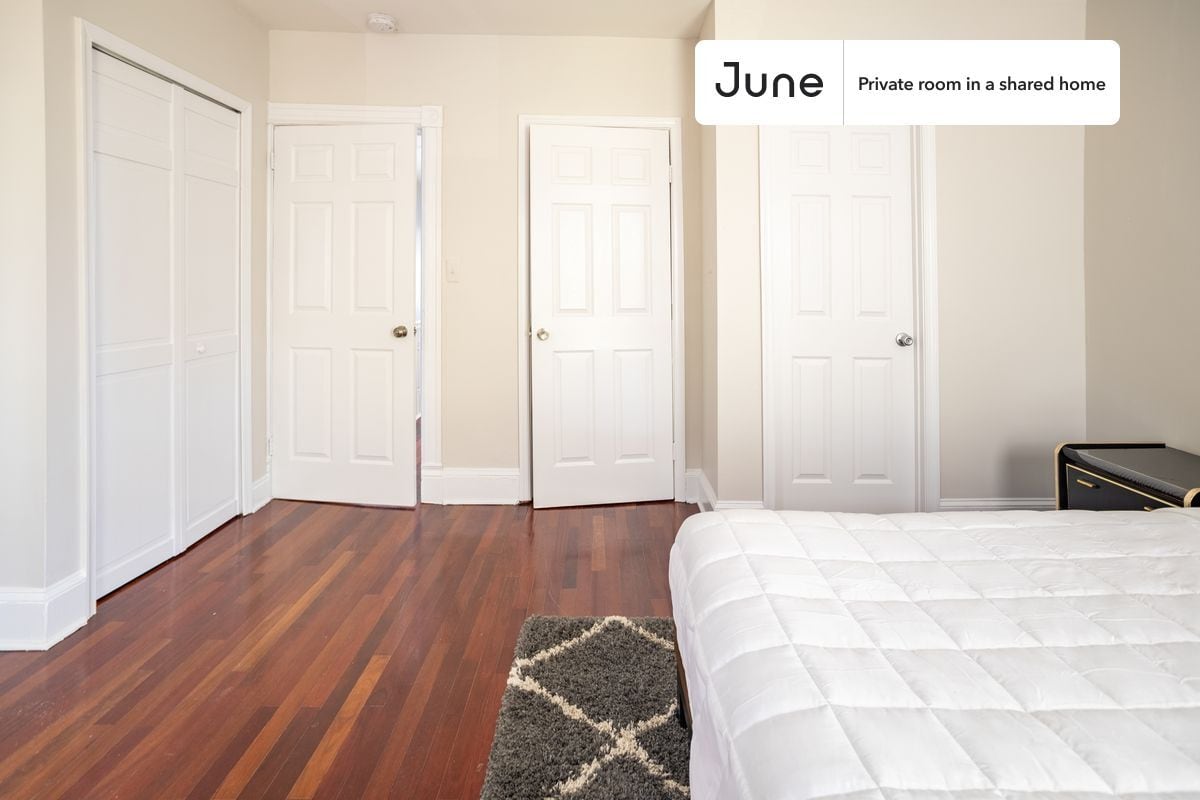 Building Photo - Room in Shared 3 bed/2.5 bath home