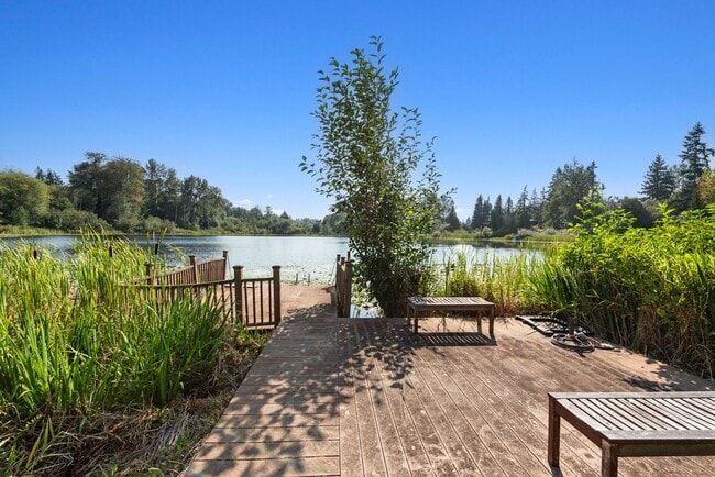Building Photo - Peaceful Lakefront Living in Kirkland