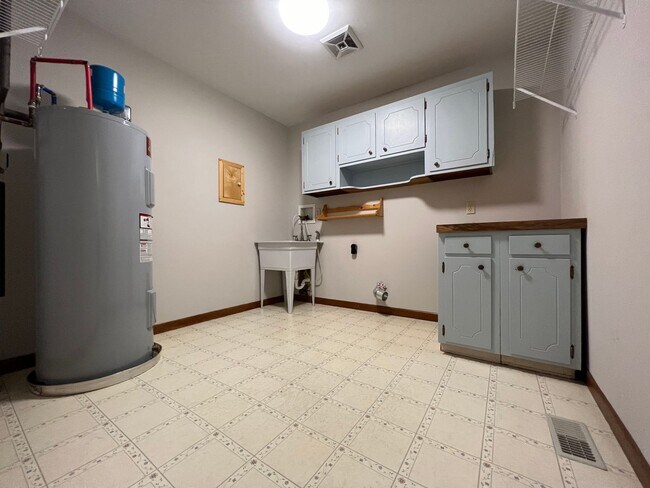 Building Photo - 805 Gardenview Dr