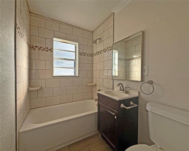 Building Photo - 3215 E Louisiana Ave