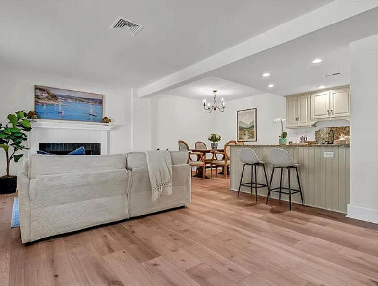 Living Area - 420 Linkhorn Dr