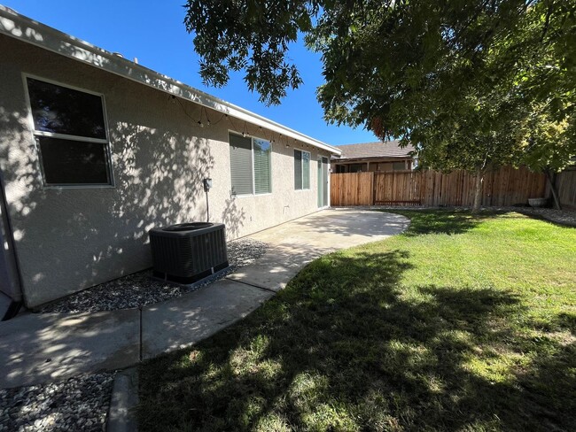 Building Photo - 3 Bed | 2 Bath | 1330SF | Tenant Pays $200...