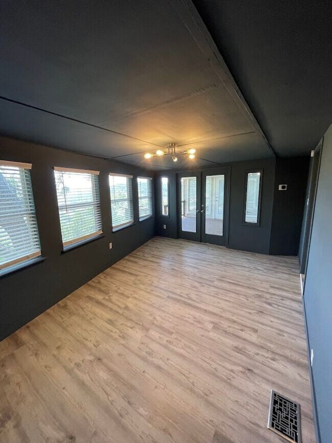 Building Photo - NEW ON MARKET