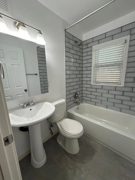 Building Photo - 910 2nd Ave