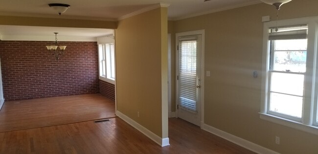 Building Photo - 211 Oak Leaf Dr