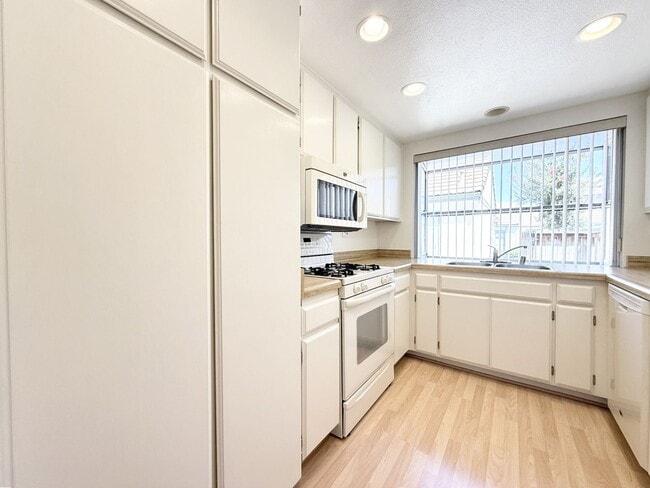 Building Photo - Single Story Townhome in Escondido!