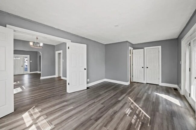 Building Photo - 409 N Temple Ave