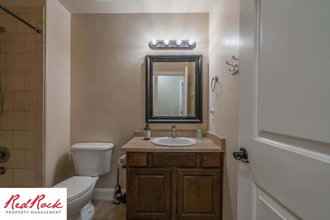 Building Photo - Move In Special- $500 Off First Month's Rent! 3 Bedroom, Fully Furnished Home.