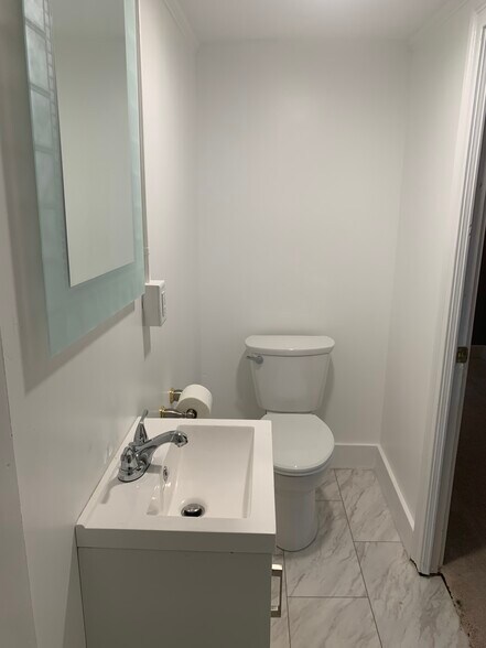 Building Photo - 84 Maple St