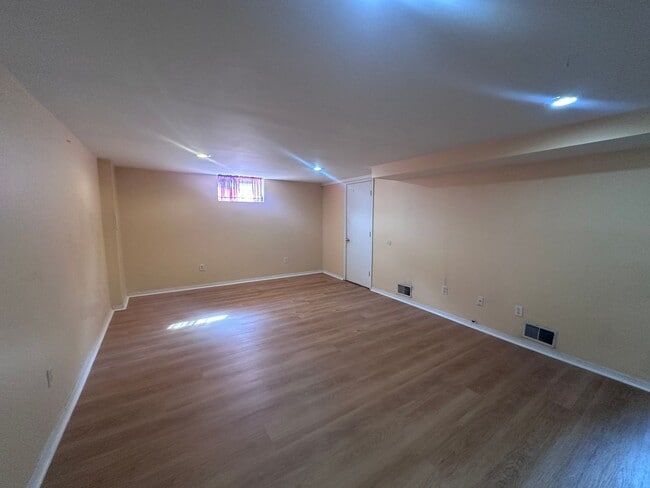 Building Photo - Hikes Point 3+ bedroom home with finished basement and garage