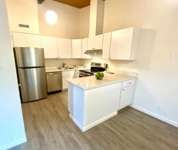 Building Photo - 692 Cabot Way