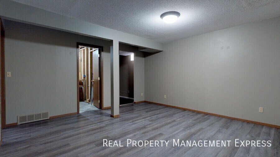 Building Photo - 4712 E Blazewood Dr