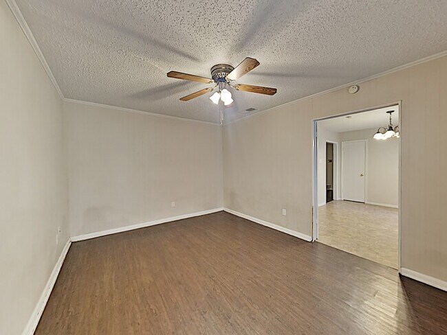 Building Photo - No Application Fee* Plus $250 Off First 2 ...