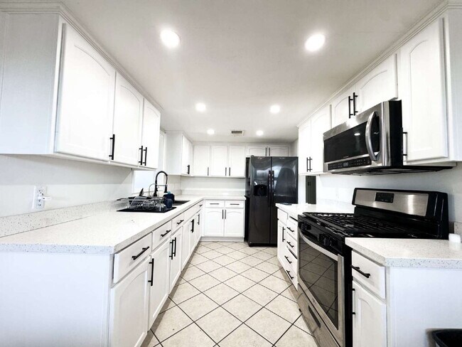 Building Photo - "Updated 3-Bedroom, 2-Bath SOLAR Home in Yuma"