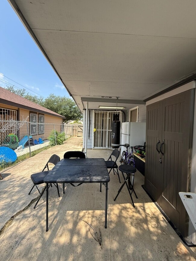 Building Photo - 1503 Eisenhower Dr