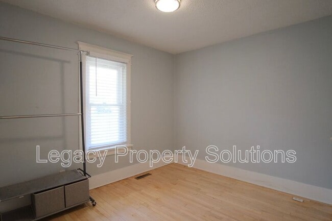 Building Photo - 609 N 13th St