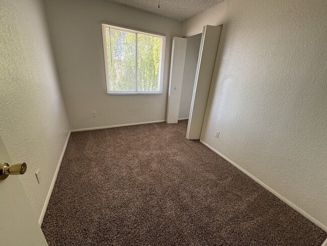 Building Photo - Holiday Gardens Townhome