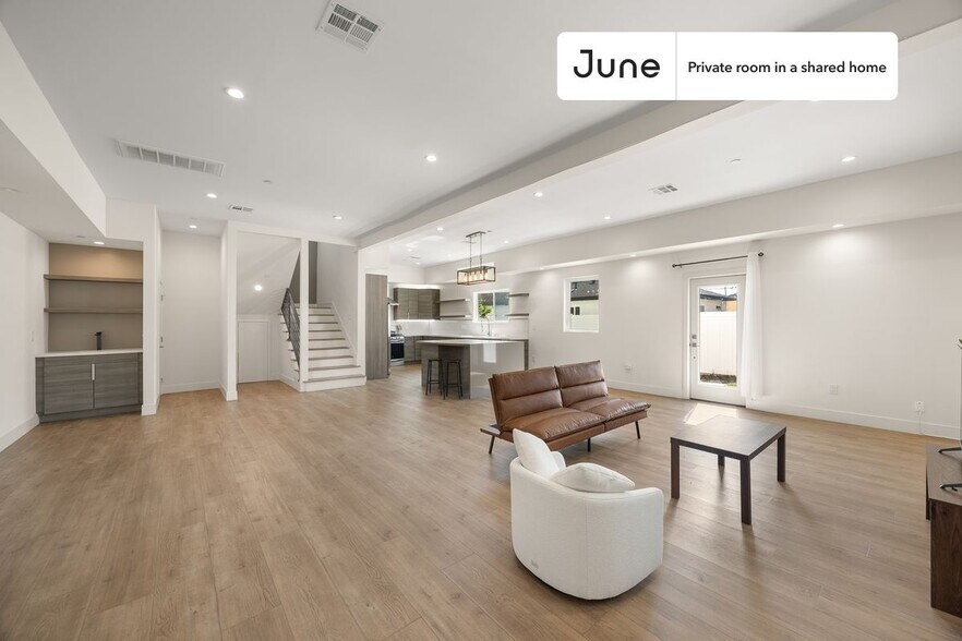 Building Photo - Private bedroom in 4 bed/4 bath Home