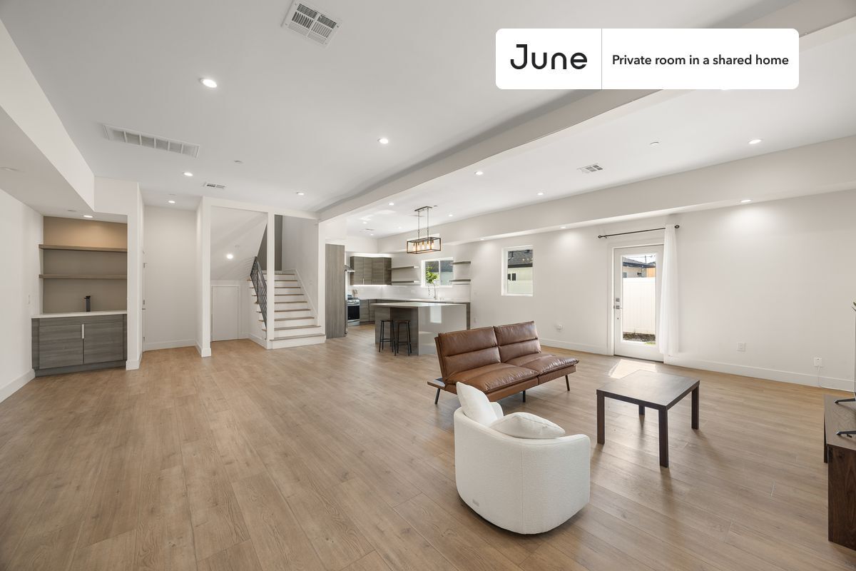 Building Photo - Private bedroom in 4 bed/4 bath Home