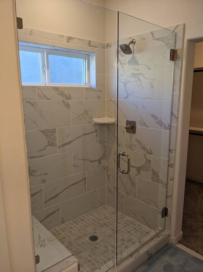 Building Photo - FULLY FURNISHED 3 Bed Luxury End Unit Townhome backs to Nature