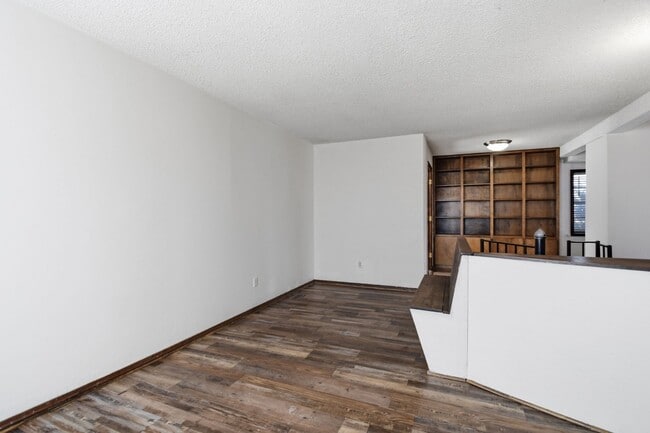 Building Photo - Newly Remodeled Duplex in Grove | Immediate Move In