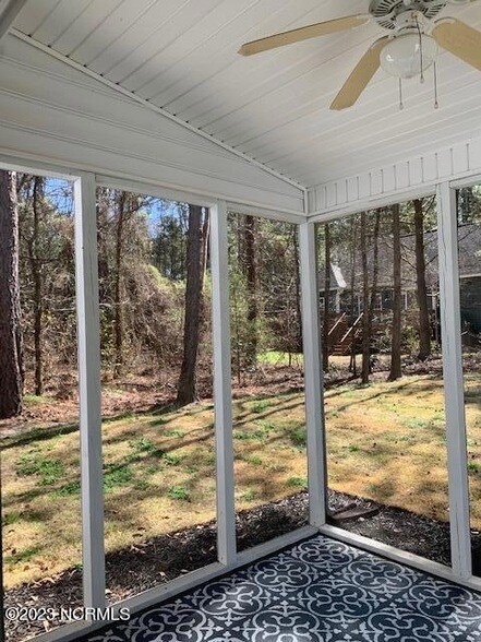 Building Photo - 862 Blue Bird Dr