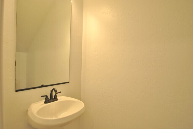 Building Photo - 696 N 240 E