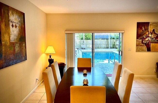 Building Photo - 619 NE 7th Ave