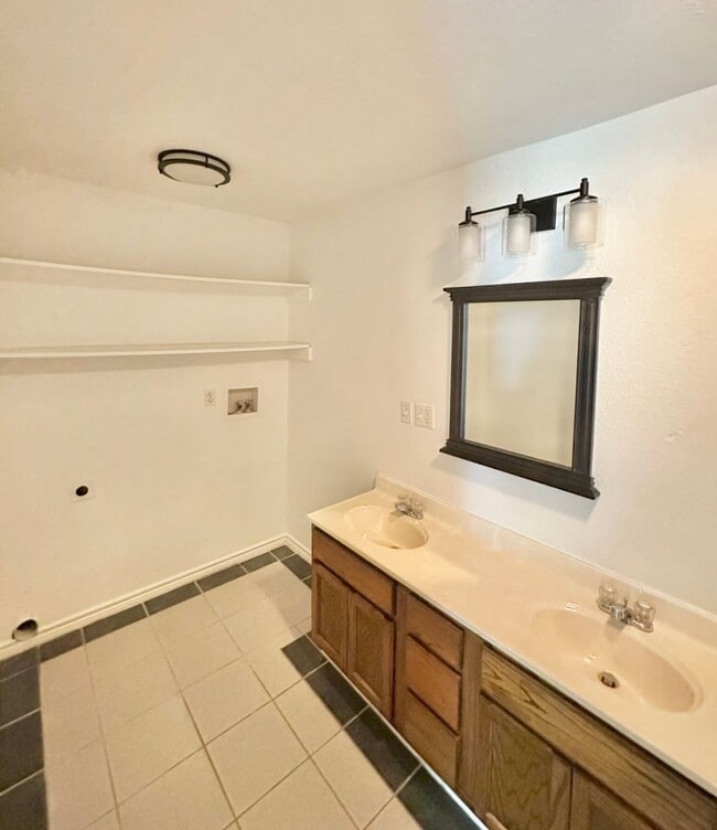 Building Photo - Updated Duplex in Charming Belton Texas!