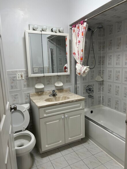 Main bathroom - 1761 63rd St