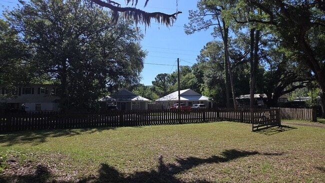 Building Photo - Quaint 3 Bedroom, one and a half bath home close to downtown St Augustine off SR 16